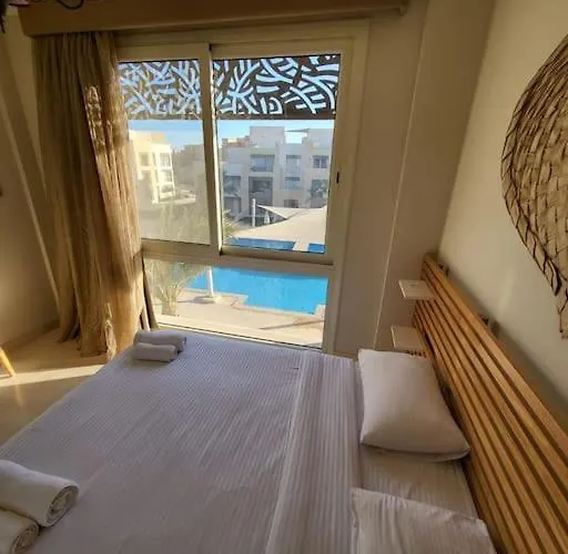 Mangroovy - 2br Marvelous Pool View Daire *