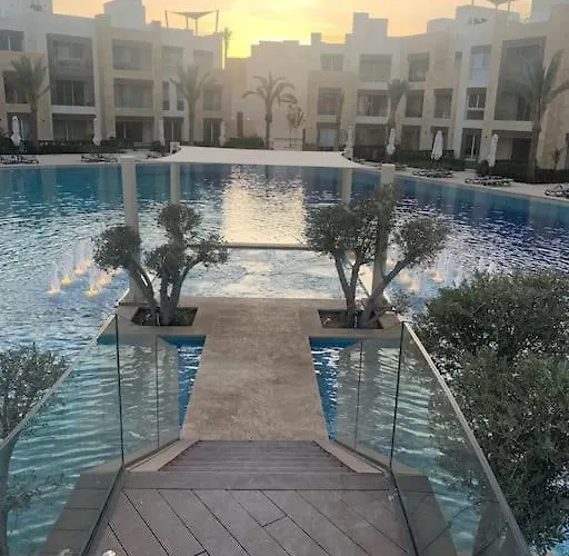 Mangroovy - 2br Marvelous Pool View Daire